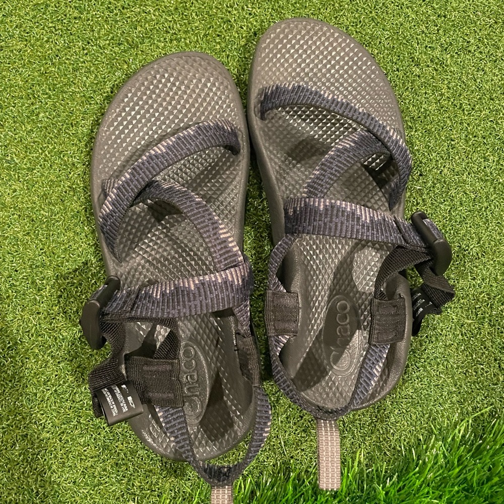 Boys size 5 CHACOS EUC
